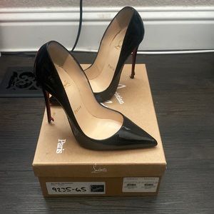 Black So Kate Louboutin pumps. Scuffing on heels.